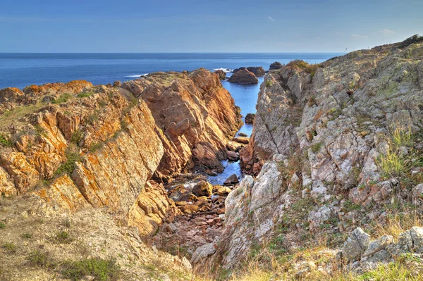 Paisaje en la costa rocosa — Foto de Stock