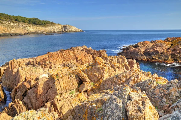 Paisaje en la costa rocosa — Foto de Stock