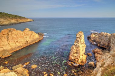 Kayalık kıyıda manzara