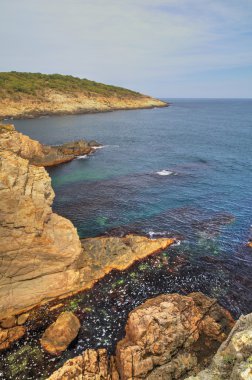 Kayalık kıyıda manzara