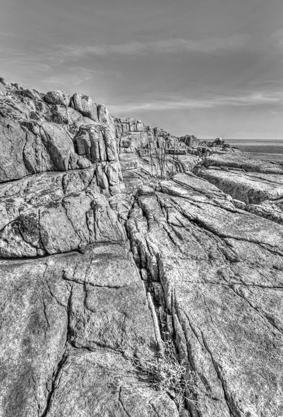 Landscape on rocky shore in black and white — Stock Photo, Image