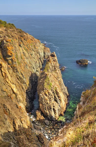 Kayalık kıyıda manzara