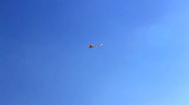 Gökyüzünde uçuşan renkli uçurtma