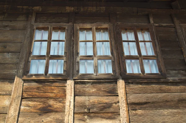 Janelas na casa de madeira — Fotografia de Stock