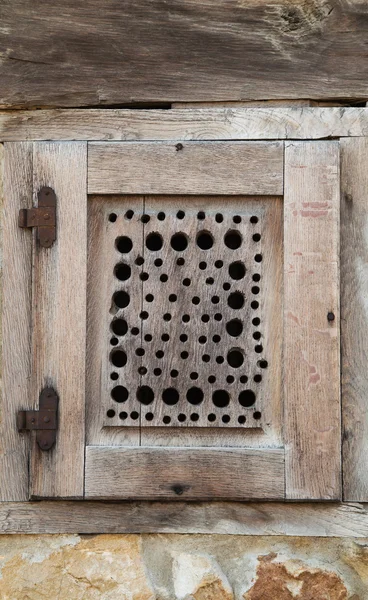 Fenêtre en bois sur mur de pierre — Photo