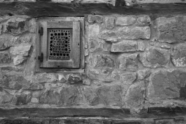 Ventana de madera en la pared de piedra — Foto de Stock