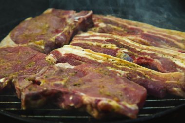 biftek ızgara üzerinde