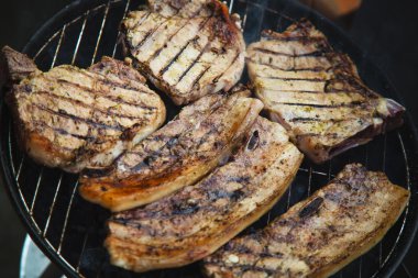 biftek ızgara üzerinde