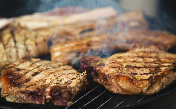 Filetes en la barbacoa — Foto de Stock