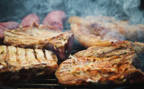 Bistecche al barbecue — Foto Stock