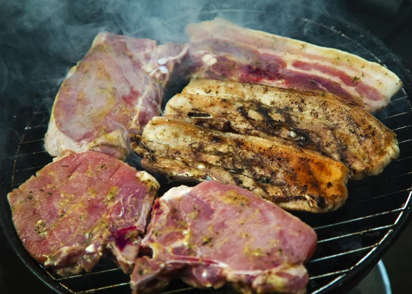 Filetes en la barbacoa — Foto de Stock