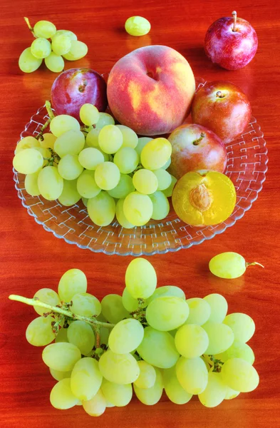 Frutta fresca sul tavolo — Foto Stock