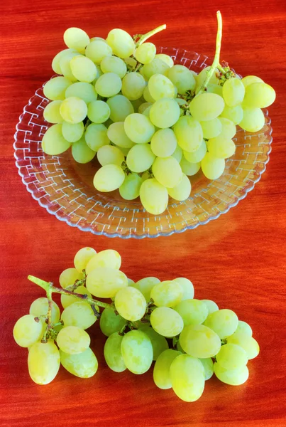 Winogrona na stole — Zdjęcie stockowe