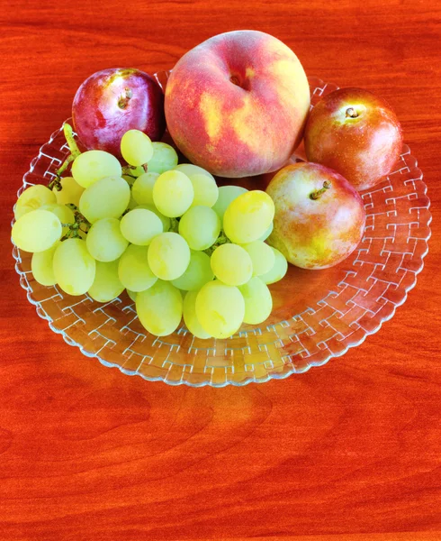 Frutas frescas na mesa — Fotografia de Stock