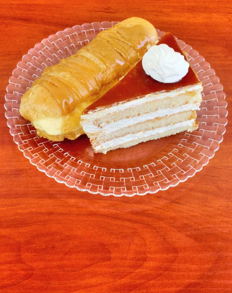 Kuchen und Eclairs — Stockfoto