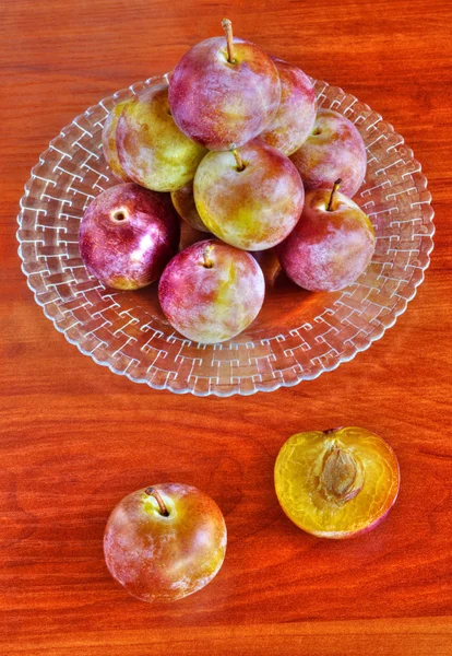 Prunes fraîches sur la table — Photo