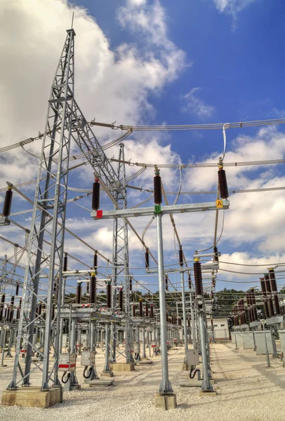 Patio de distribución de alto voltaje en subestación eléctrica —  Fotos de Stock