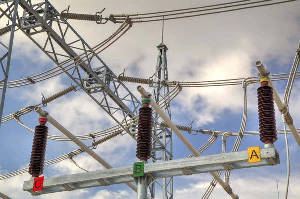 Patio de distribución de alto voltaje en subestación eléctrica —  Fotos de Stock