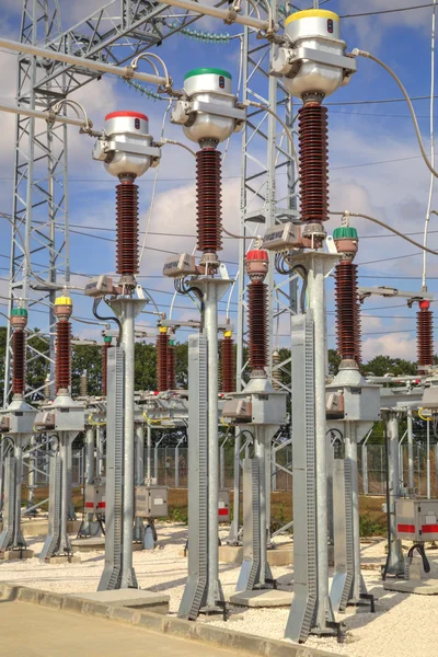 Centralino ad alta tensione in sottostazione elettrica — Foto Stock
