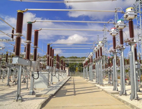 Patio de distribución de alto voltaje en subestación eléctrica —  Fotos de Stock