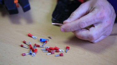 Elektrikçi kabloları ve fişleri ile çalışma