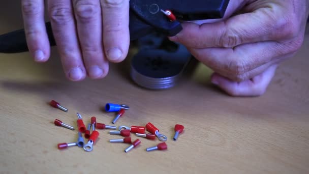 Elektriker som arbetar med sladdar och stickproppar — Stockvideo