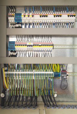 Elektrik kumanda odacık cihazlar ile