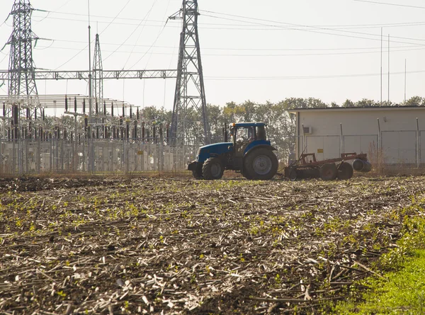 Traktor förbereda landet för sådd — Stockfoto