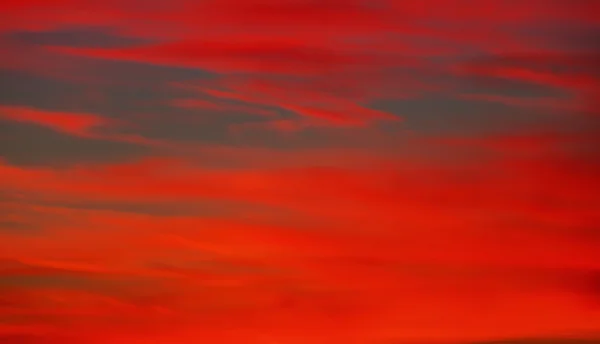 Beau coucher de soleil avec des nuages colorés — Photo