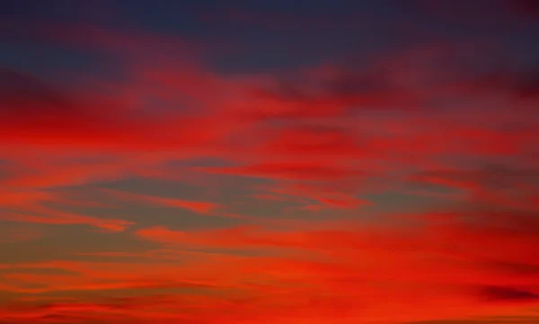 Hermoso atardecer con nubes coloridas — Foto de Stock