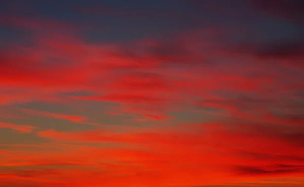 Hermoso atardecer con nubes coloridas — Foto de Stock