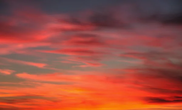 Hermoso atardecer con nubes coloridas — Foto de Stock