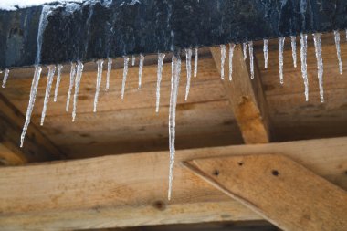 Çatıda buz saçakları