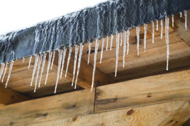 Çatıda buz saçakları