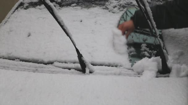 Άνθρωπος καθαρίζει αυτοκίνητο από χιόνι — Αρχείο Βίντεο