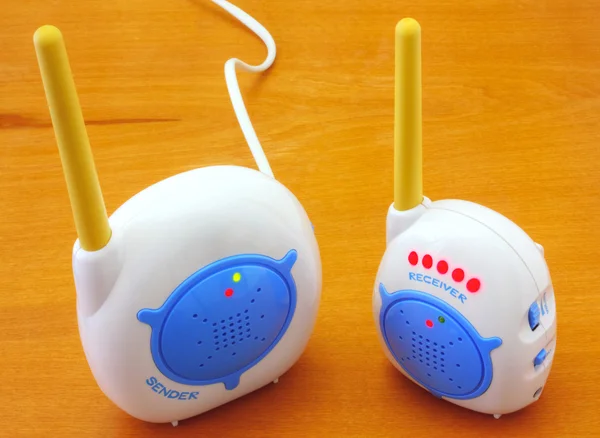 Babyphone ahşap arka plan üzerinde