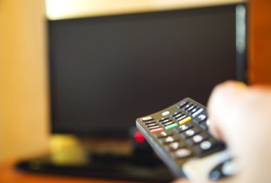 adam tutarak uzaktan kumanda