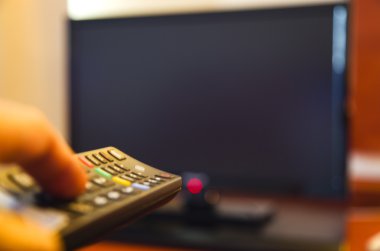 adam tutarak uzaktan kumanda