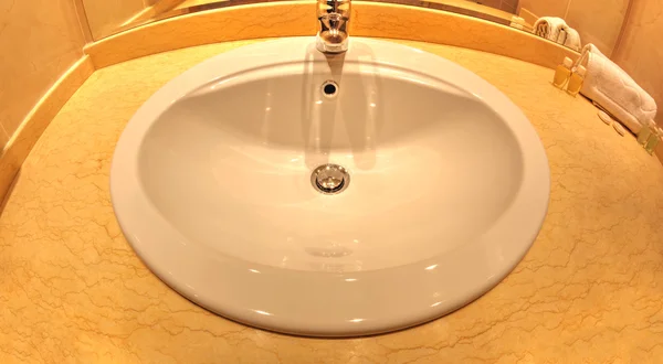 Wastafel in een badkamer — Stockfoto