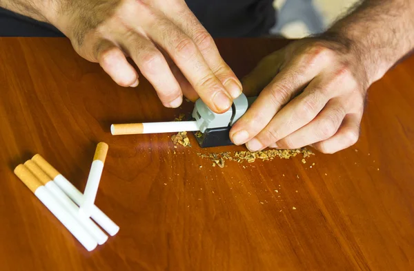 Hombre liar cigarrillos usando tabaco fresco — Foto de Stock
