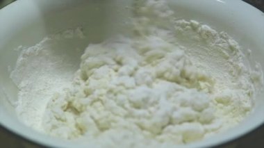 ekmek hamuru hazırlama kadın