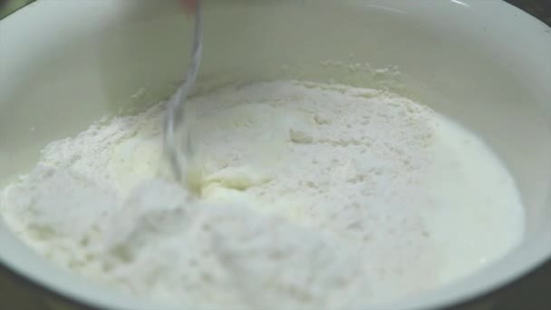 Mujer preparando masa para el pan — Vídeos de Stock