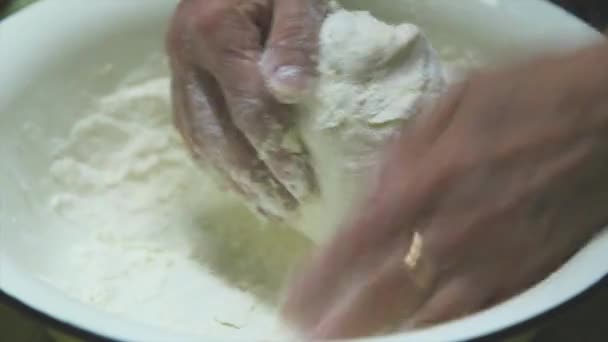 Γυναίκα προετοιμασία ζύμη για ψωμί — Αρχείο Βίντεο