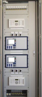 Kontrol panelinde modern elektrik Trafo Merkezi