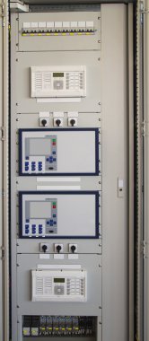 Kontrol panelinde modern elektrik Trafo Merkezi