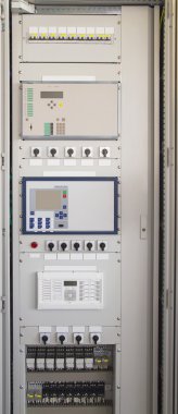 Kontrol panelinde modern elektrik Trafo Merkezi