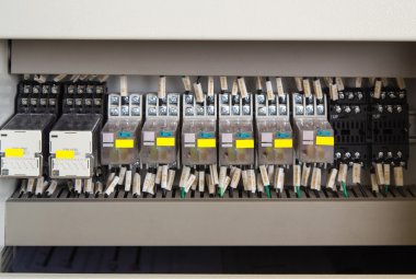 Geçiş panel röle ve teller ile