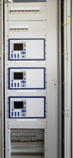 Kontrollpanelen i moderna elektriska transformatorstation — Stockfoto