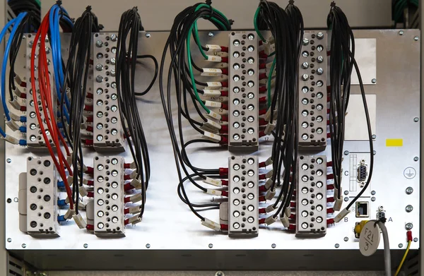 Dispositivo de protección de relés con terminales y cables — Foto de Stock