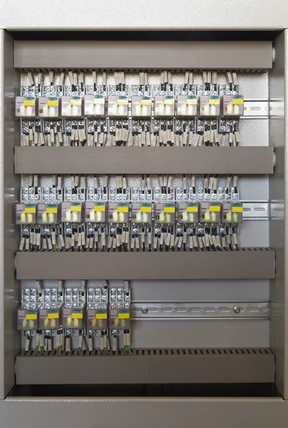 Panel de relés con relés y cables — Foto de Stock